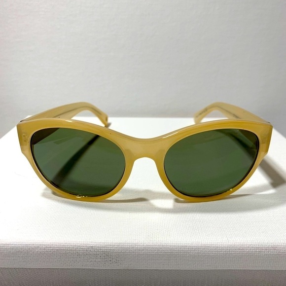 Nine West cream colored wayfarer style sunglasses - Picture 1 of 4